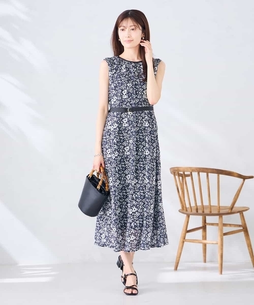 ワンピース 「洗える」フラワープリントギャザーノースリーブワンピースの画像