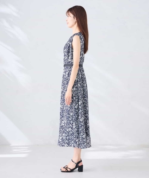 ワンピース 「洗える」フラワープリントギャザーノースリーブワンピースの画像