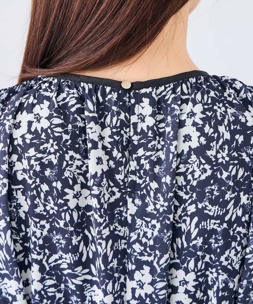 ワンピース 「洗える」フラワープリントギャザーノースリーブワンピースの画像