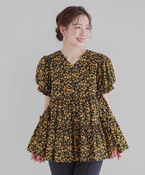 新品未使用タグ付きfitmore小花柄Vネックティアードトップス完売商品 Fit more 小花柄パフスリーブVネックティアードトップス
