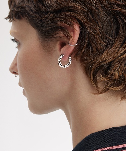 【FRED PERRY】リース ピアス Laurel Wreath Mini Earrings／ローレルリースミニピアス