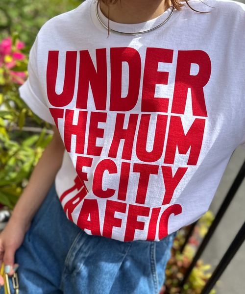 mi via loca tシャツ 「GILDAN」UNDER THE HUM OF CITY TRAFFIC ロゴT
