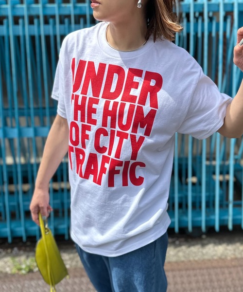mi via loca tシャツ 「GILDAN」UNDER THE HUM OF CITY TRAFFIC ロゴT