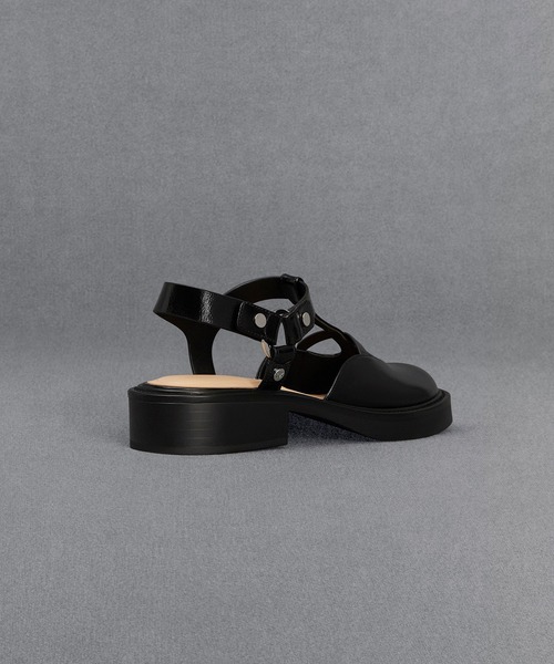 Leather Sandal カットアウト レザー サンダル CHARLES & KEITH サンダル レザー カットアウトティーバー