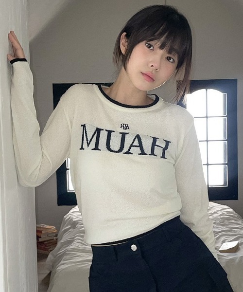 ニット セーター A'GEM/9 × .kom 「muah muah/ムーアムーア」 LOGO BOUCLE ROUND KNIT/ブークレーラウンド
