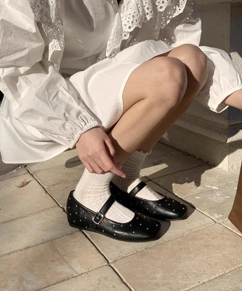 Mejoul バレエシューズ パンプス ストラップ付 スクエアトゥスタッズ