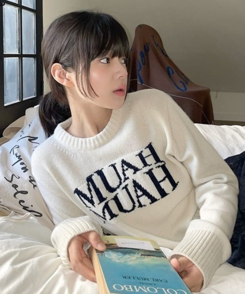 ニット セーター A'GEM/9 × .kom 「muah muah/ムーアムーア」 LAMBSWOOL JACQUARD ROUND KNIT/ラム
