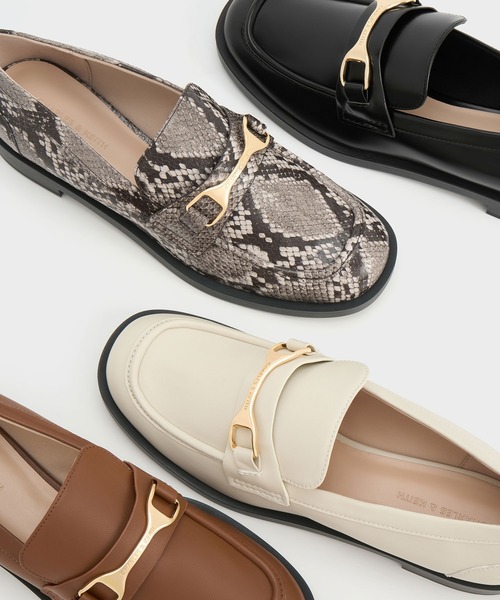 ベージュ メタリックアクセント ローファー　超美品 CHARLES ＆ KEITH ローファー メタリックアクセント レディース