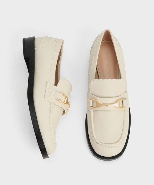 ベージュ メタリックアクセント ローファー　超美品 CHARLES ＆ KEITH ローファー メタリックアクセント レディース