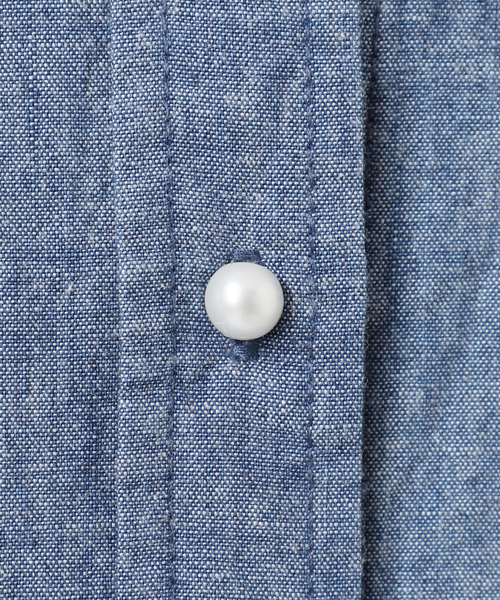 Spick &amp; Span ソデフレア  ブラウス ネイビー パールボタン Spick & Span（スピックアンドスパン）の「パールボタンシャツ（シャツ