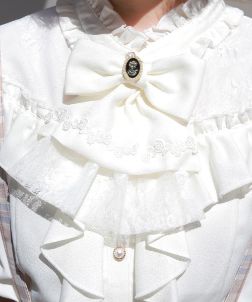 【美品】アクシーズファム長袖ブラウスMレースフリル白リボン地雷系量産型大人可愛い axes femme（アクシーズ ファム） ブラウス シャツ リボン×ジャボ