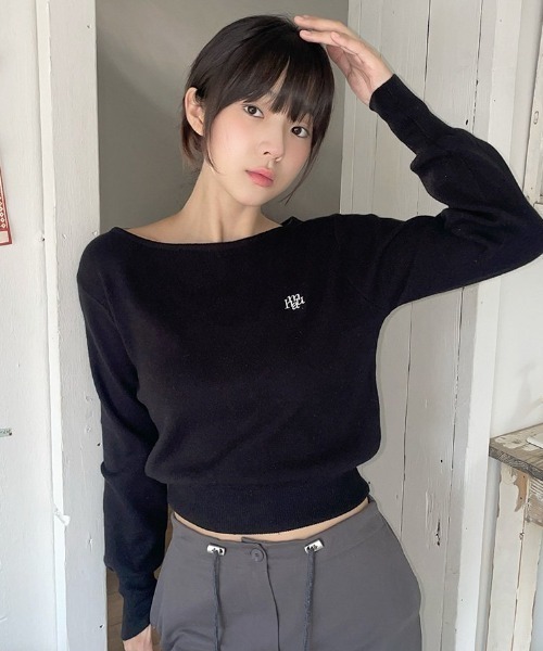 ニット セーター A'GEM/9 × .kom 「muah muah/ムーアムーア」 STITCH LOGO SOFT BOATNECK KNIT/ス ニット セーター A'GEM/9 × .kom 「muah muah/ムーアムーア