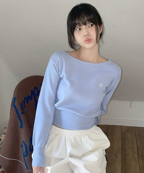 ニット セーター A'GEM/9 × .kom 「muah muah/ムーアムーア」 STITCH LOGO SOFT BOATNECK KNIT/ス ニット セーター A'GEM/9 × .kom 「muah muah/ムーアムーア