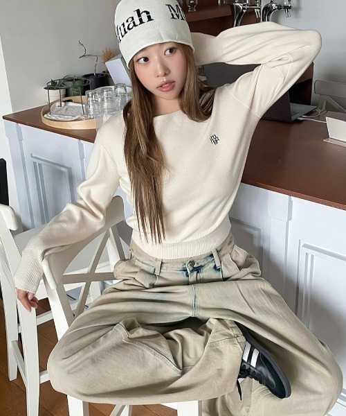 ニット セーター A'GEM/9 × .kom 「muah muah/ムーアムーア」 STITCH LOGO SOFT BOATNECK KNIT/ス ニット セーター A'GEM/9 × .kom 「muah muah/ムーアムーア