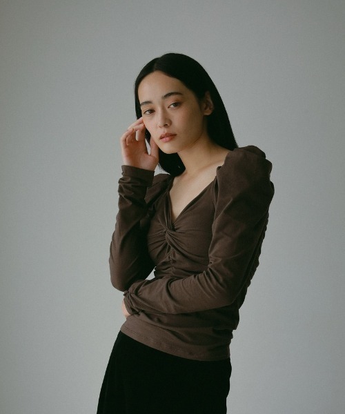 Casa fline カップ付きギャザーギャザーロングスリーブトップス CASA FLINE（カーサフライン）の「カップ付きギャザーロング