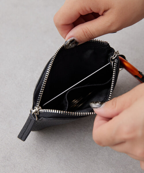 ear PAPILLONNER イアパピヨネ 牛革 カラビナ付きパス ブラック ear PAPILLONNER（イアパピヨネ）の「【PEZ(ペッツ) ×ear