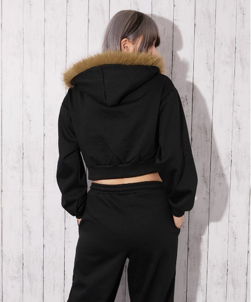 パーカー 「ファーフード×ロゴストーン」ショート丈ジップパーカー