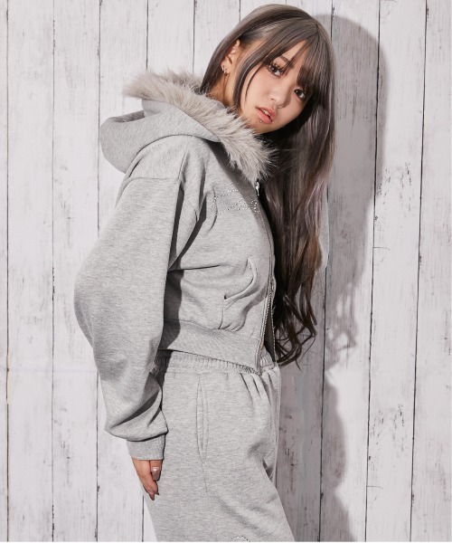 パーカー 「ファーフード×ロゴストーン」ショート丈ジップパーカー