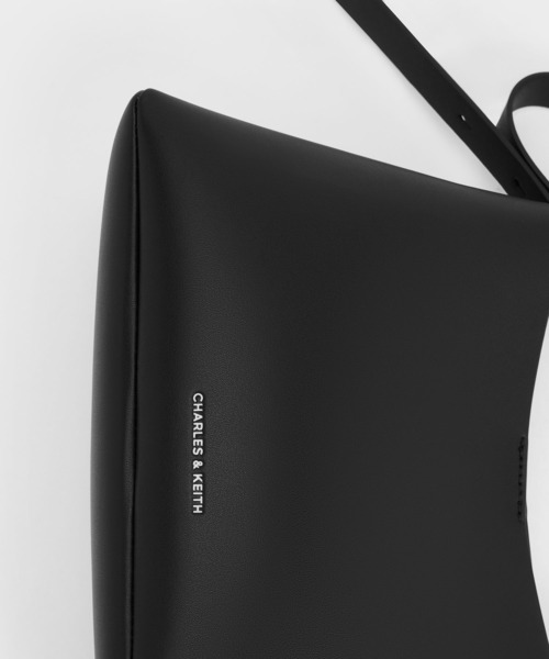 CHARLES & KEITH オデラ トラペーズバケットバッグ CHARLES & KEITH Odella オデラ トラペーズバケットバッグ