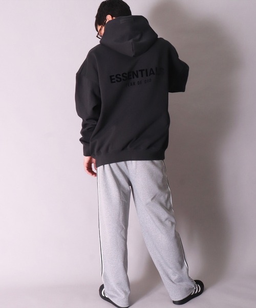 【関税込 日本発送】FEAR OF GODメンズ バックロゴパーカー FEAR OF GOD ESSENTIALS ロゴ パーカー | ブラック | FARFETCH JP