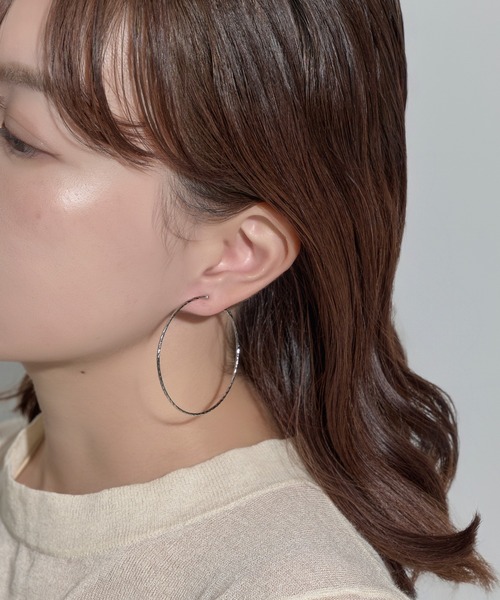 Phoebe（フィービー） イヤリング 「雑誌掲載」ツイストラインフープ