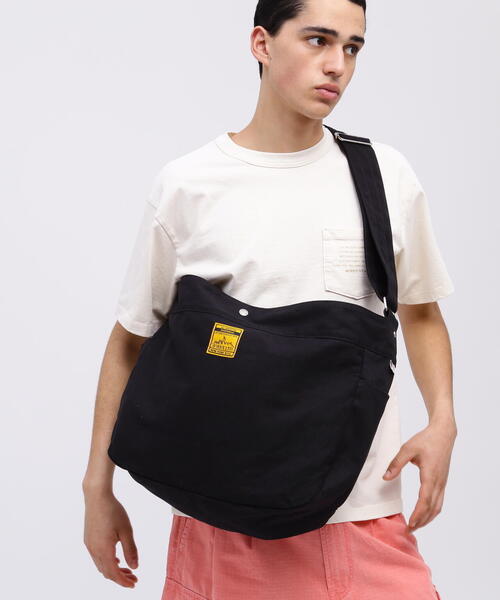 すぐ届く アヴィレックス ショルダーバッグ NEWSPAPER BAG 黒 白 すぐ届く アヴィレックス ショルダーバッグ NEWSPAPER BAG 黒 白