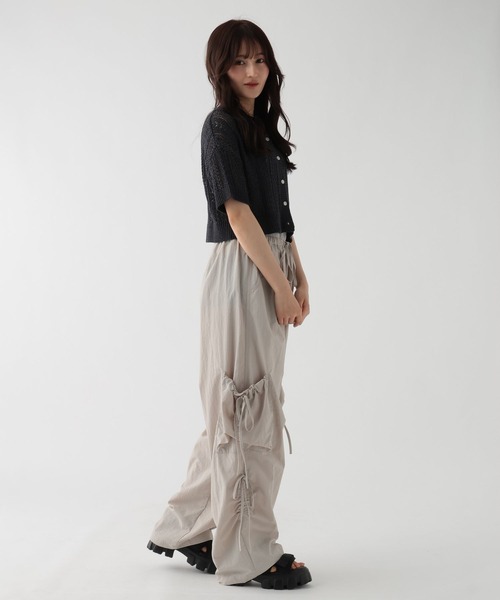 額付き油彩画　ローゲージの白ニットを着ている女の子 フリンジローゲージニット【洗濯機洗い可/抗ピル】（ニット