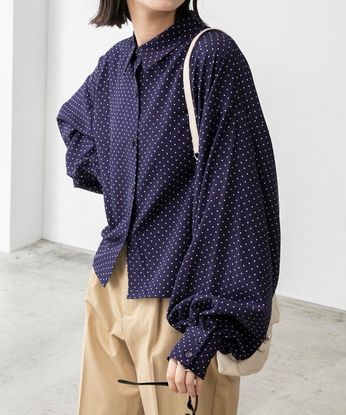 ドット柄ネイビークロップドブラウス