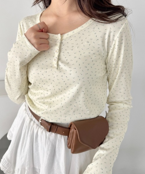 SOLLON.（ソルロン） tシャツ 小花柄ヘンリーネックリブトップス