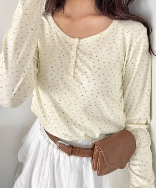 SOLLON.（ソルロン） tシャツ 小花柄ヘンリーネックリブトップス
