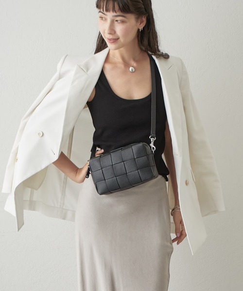 IACUCCI（イアクッチ） ショルダーバッグ FREE ブラック レディース