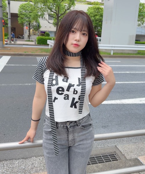 shrita（シュリータ） tシャツ チョーカー付きスクエアネックロゴT