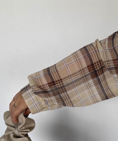 ビジューシャツ GYDA（ジェイダ）の「ビジュースタッズショートLOOSE シャツ