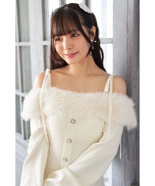 Suyunn ワンピース ビジュー飾り釦付きオフショルファーニット