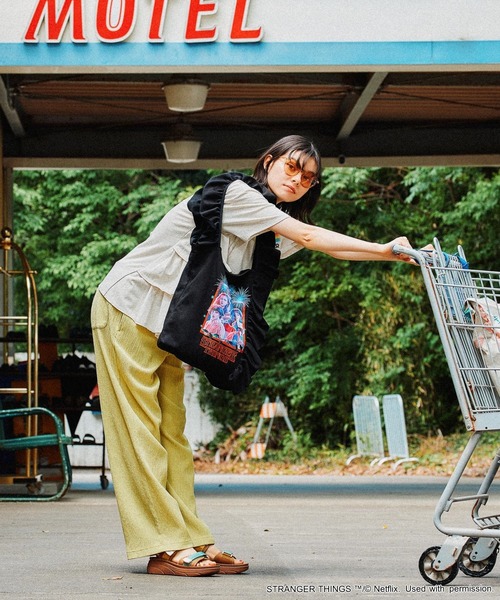 ニコアンド新品　STRANGER THINGS　コラボフリルトートバッグ　グレー niko and ｜【STRANGER THINGS】コラボフリルトートバッグ