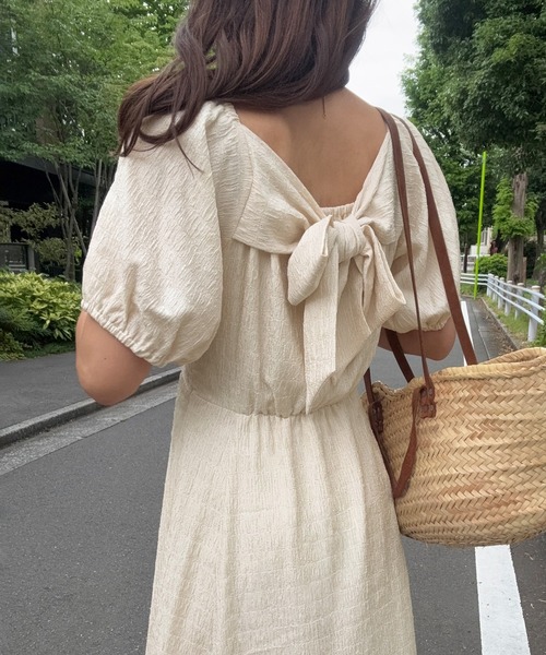 ベージュ フリル付き 半袖ワンピース JUNOAH（ジュノア） ワンピース 半袖 バックリボンフレアワンピース