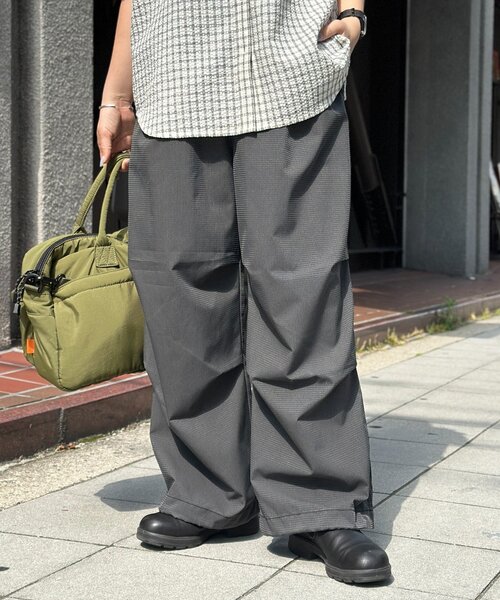 【関税込み】AMIRI グリーン タックパンツ AMIRIのグリーン フェード カーゴパンツがセール中