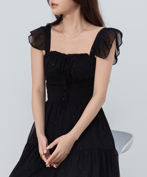 黒のフリル付きひざ丈ワンピース DAY CLOSET ワンピース レディース きれいめシャーリング×フリルバック