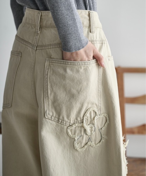 ワイドパンツ ジーンズ デニム デニムパンツ フラワーモチーフカーブバレルパンツ レディースの画像