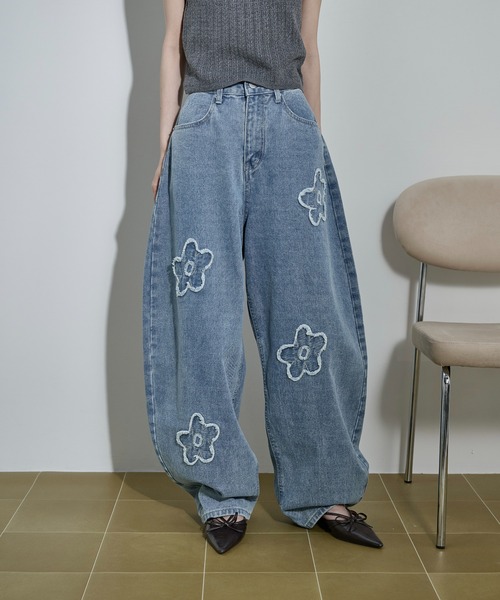 ワイドパンツ ジーンズ デニム デニムパンツ フラワーモチーフカーブバレルパンツ レディースの画像