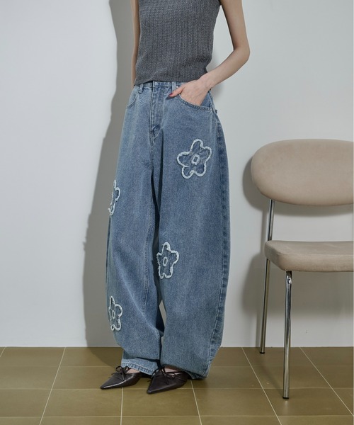 ワイドパンツ ジーンズ デニム デニムパンツ フラワーモチーフカーブバレルパンツ レディースの画像