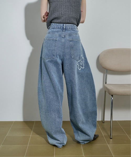 ワイドパンツ ジーンズ デニム デニムパンツ フラワーモチーフカーブバレルパンツ レディースの画像
