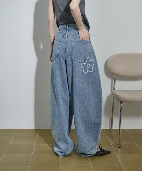 ワイドパンツ ジーンズ デニム デニムパンツ フラワーモチーフカーブバレルパンツ レディースの画像