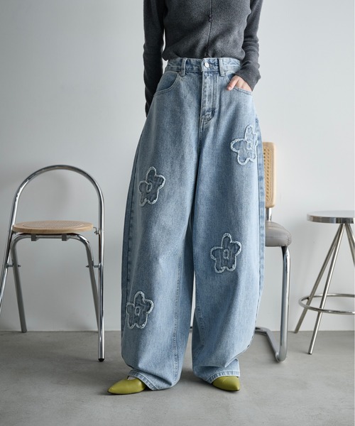 ワイドパンツ ジーンズ デニム デニムパンツ フラワーモチーフカーブバレルパンツ レディースの画像