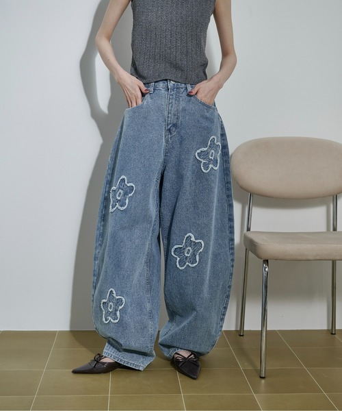 ワイドパンツ ジーンズ デニム デニムパンツ フラワーモチーフカーブバレルパンツ レディースの画像