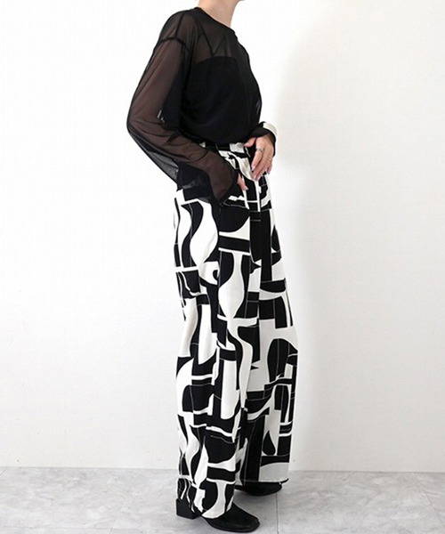 Salvatore Ferragamo 幾何学模様パンツ STYLEBLOCK（スタイルブロック） パンツ サテン幾何学柄ラフパンツ