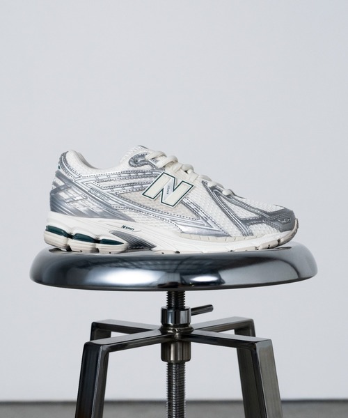 New Balance メタリックシルバー スニーカー New Balance（ニューバランス） ローカットスニーカー 24.5cm シルバー