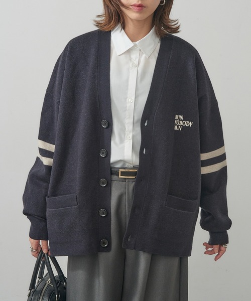 フレームワーク st.Johns 3rd club カレッジロゴカーディガン FRAMeWORK（フレームワーク）の「st.Johns 3rd club 別注カレッジロゴ