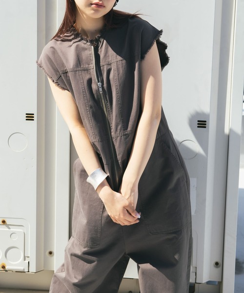 オフショルダー フロントジッパー付き ジャンプスーツ Jumpsuit with sleeves and front zip / 袖・フロントジップ付き