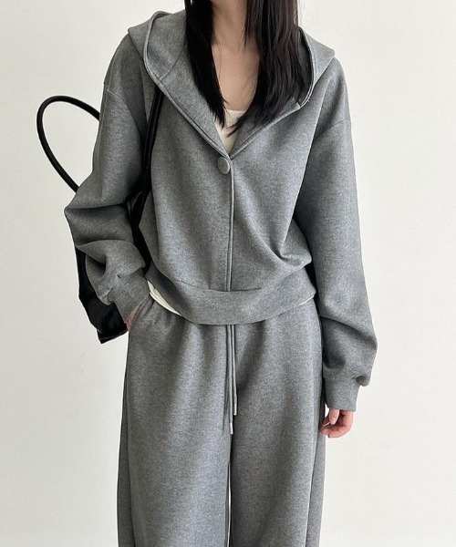 セットアップ フード付きボタンジャケットとワイドパンツの